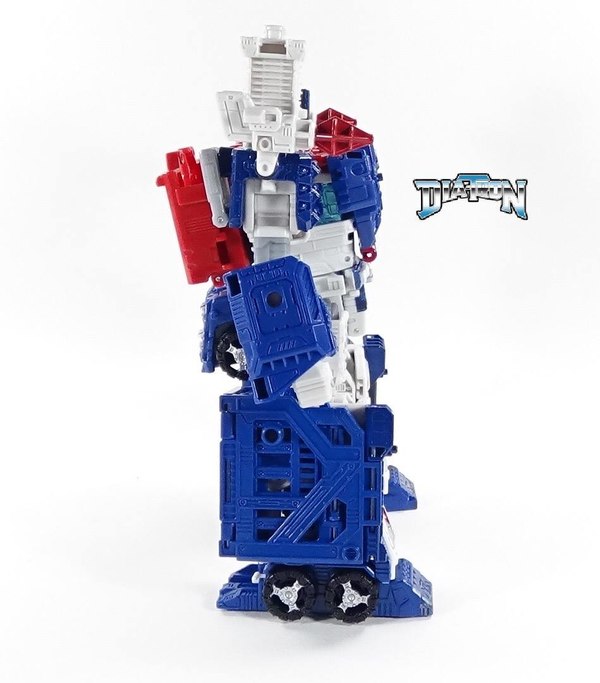 Transformers Siege Ultra Magnus In Hand  (5 of 28)